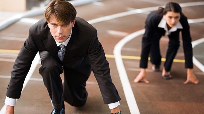 AB'de kadinlar erkeklerden yüzde 16 daha az kazandi