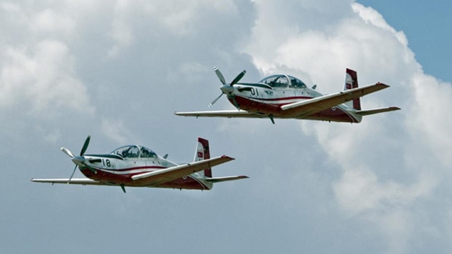 Iran'da egitim uçagi düstü: 2 ölü