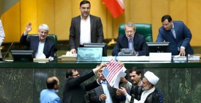 Di meclîsa Îranê de, ala Amerîkayê hate sewitandin!