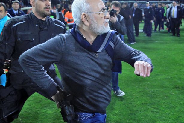 Yunanistan'da sahaya silahla giren kulüp yöneticisi özür diledi