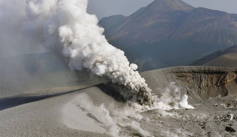 Pistî 250 salî ji çiyayê agirîn arî û dû bilind bû