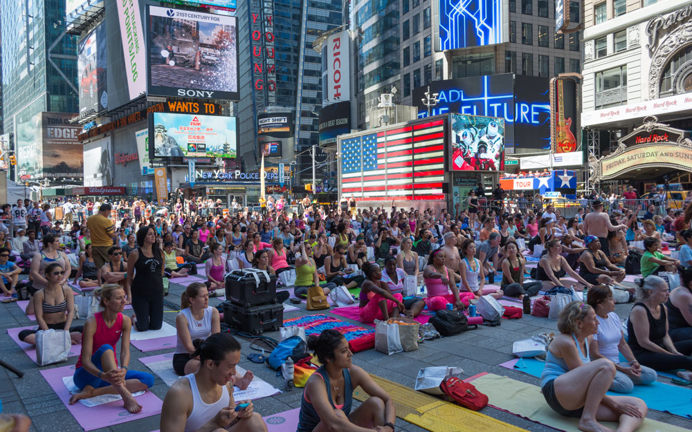 Li meydana New Yorkê Roja Yogayê