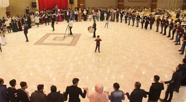 Di dawetê de bi Kurdî kilam gotin û hatin girtin