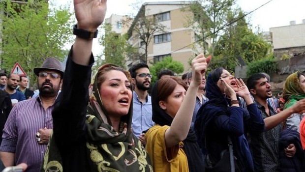 Li Îranê protesto li 10 bajarên mezin belav bûn!