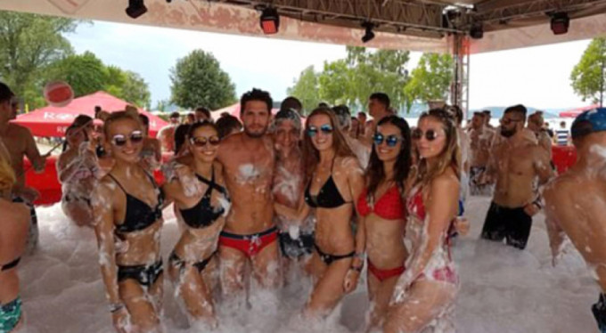 Internetten Tanistigi Kadinlarin Evlerinde Kalarak Avrupa'yi Bedavaya Gezdi