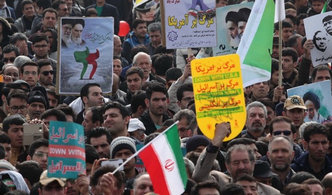 Iran halki Trump'in kuklasini atese verdi