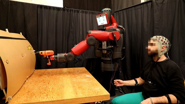 Beyin Dalgalari ve Kaslar ile Kontrol Edilen Robot Gelistirildi!