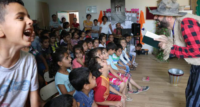 Diyarbakir'da, köyde yasayan 500 çocuk ilk kez tiyatroyla bulustu