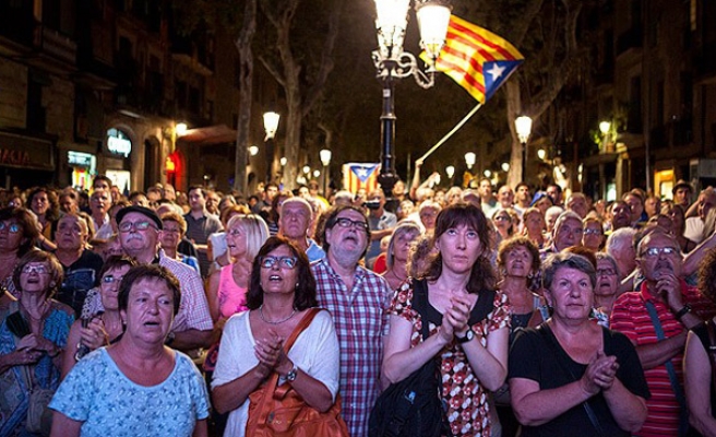 Xwepêsandêrên Katalanî rêyan girtin