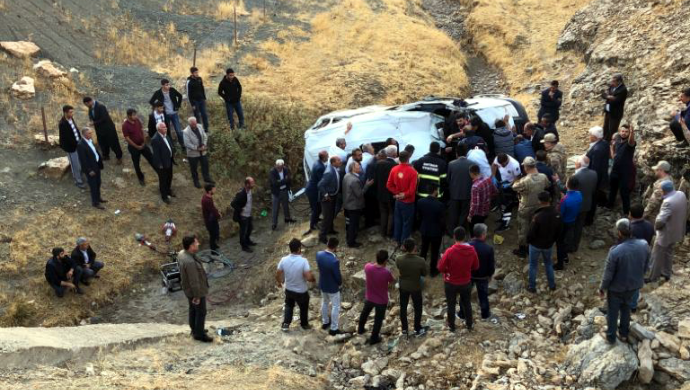 Li Batmanê mînîbusa karkeran di newalê de wer bû: 1 mirî, 10 birîndar