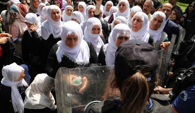 3 dayikên ku çûn ber avahiya AKPê hatin binçavkirin