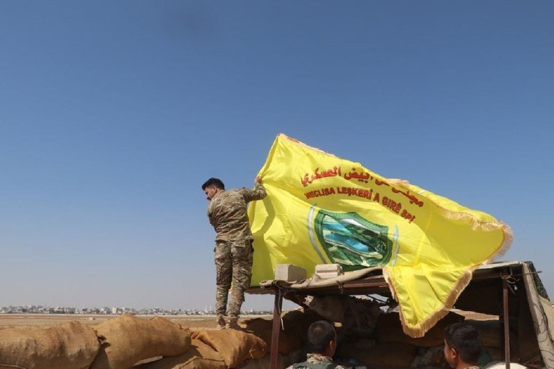 Vîdeo | Li sûna YPGê Ala Meclîsa Leskerî li ser sînorê Rojava-Tirkiye hat hildan