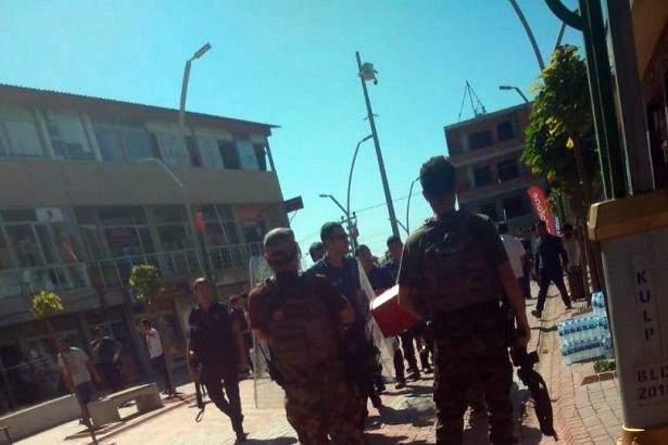 Cerdevanan rêya HDPîyan birî: 2 kes birîndar bûn