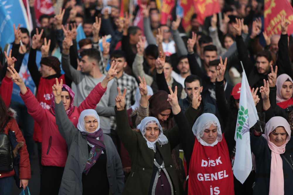 Li Amedê bi besdariya karkerên 14 bajarên Bakur mîtîngek hat lidarxistin