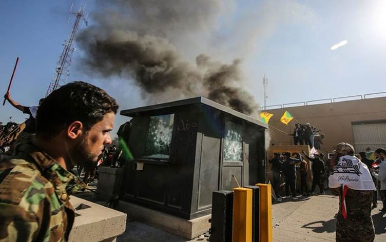 VIDEO | Alîgirên Hesda Seibî û Hizbullahê balyozxaneya Amerîkayê sewitandin