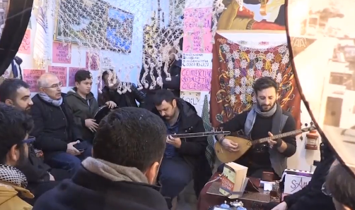 Waliyê Mêrdînê bi ciwanan re stranên Kurdî dibêje