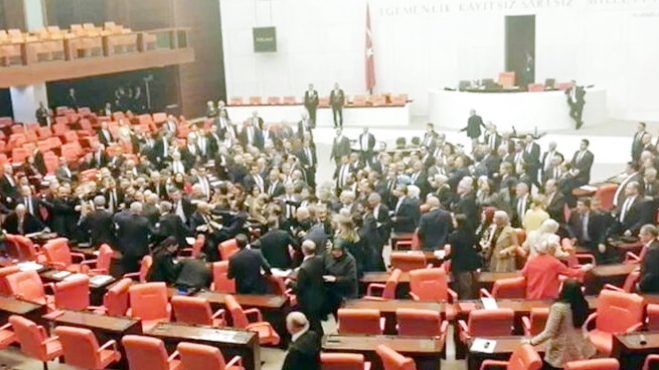 VÎDEO | Di Parlamentoya Tirkiyê de ser derket