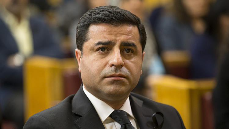 Demirtas ji doza esasî derdikeve pês dadgehê: 142 sal ceza tê xwestin