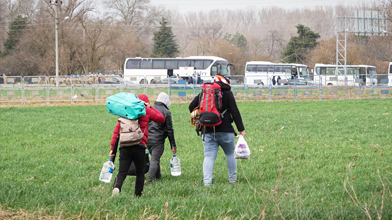 NYT: Pistî lutkeya Brukselê Tirkiye bi otobûsan penaberên ser sînor vedigerîne