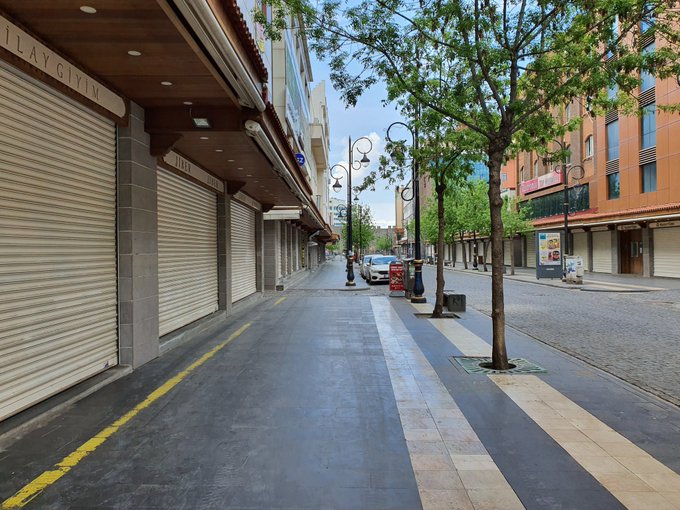 Qedexeya derketina derve ya li 31 bajarên Bakur û Tirkiyê car din destpê kir