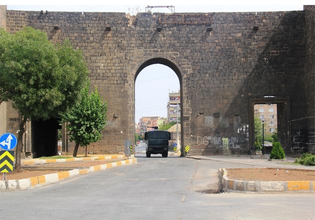 WÊNE | Qedexeya derketina derve li bajarên mezin ên Tirkiyê û Bakurê Kurdistanê didome