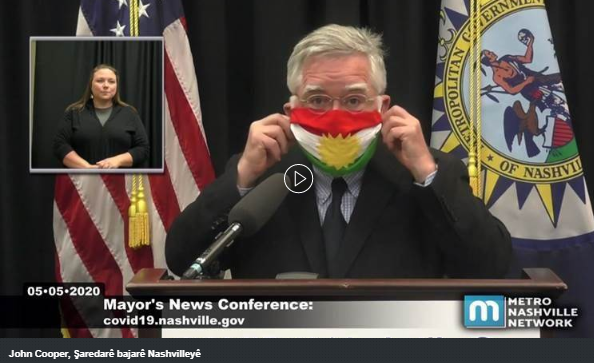 Saredarê Amerîkî bi maskeya ala Kurdistanê derket pêsberî kamerayan