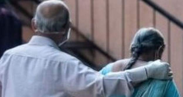 Zilamekî hîndî yê 93 salî ku bi koronayê ketibû bas bû