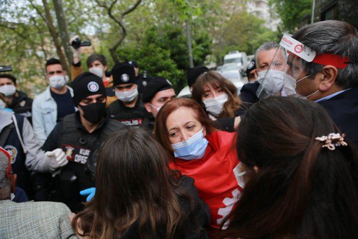 Endamên DÎSKê ji bo pîrozbahiyên 1ê Gulanê xwestin biçin Taksîmê, polîsan mudaxele kir