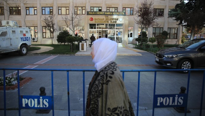 Pistî danîna qeyûm saredarê Batmanê û 27 kesên din hatin binçavkirin