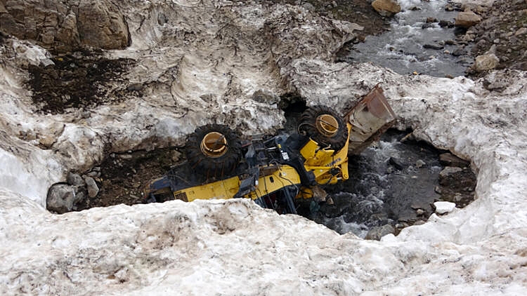 Pistî 4 mehan masîneyên di bin asîtê de mabûn derketin ser rûyê erdê