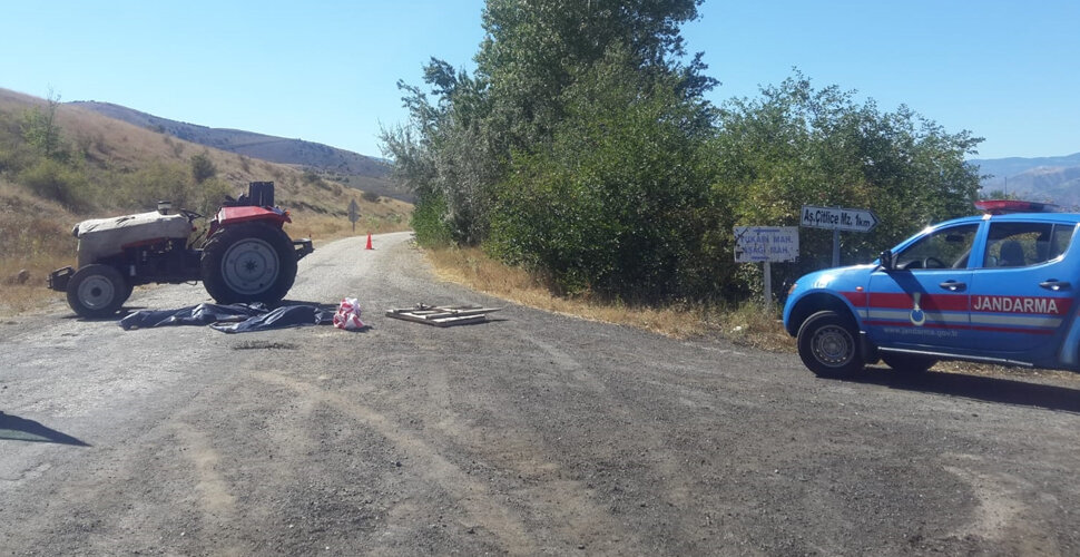 Xusk û bira di bin traktorê de man û can dan