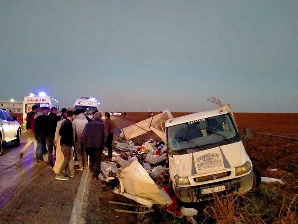 Li Mêrdînê kamyonet qelibî û 22 karker birîndar bûn