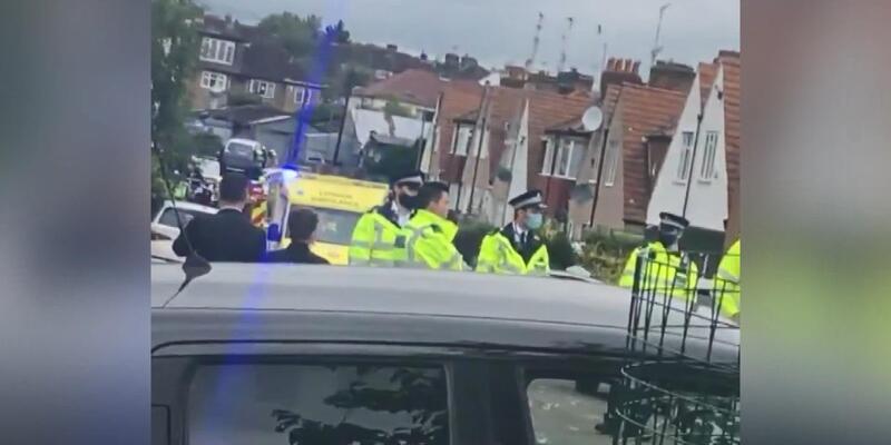 Êrîsê ereba polîsan kirin û polîsekî hat kustin