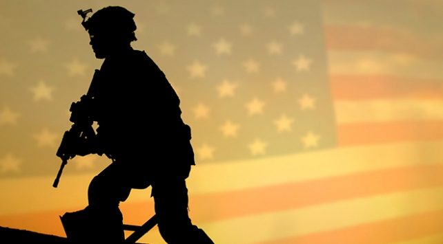 Bi çekan êrîsî baregeheke leskerên amerîkî kirin