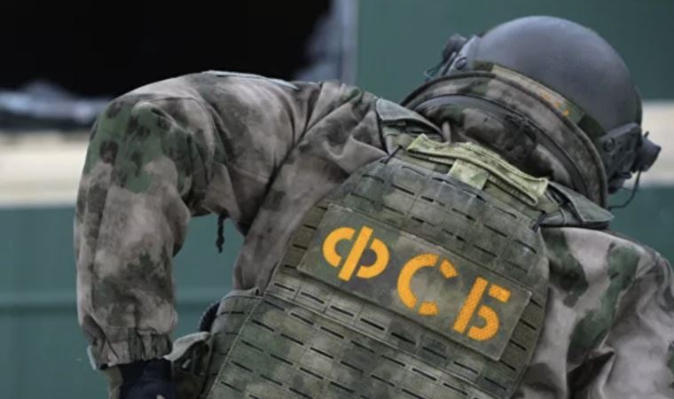 Êrîskarekî bi bombe êrîsê baregeha îstîxbarata Rûsyayê kir