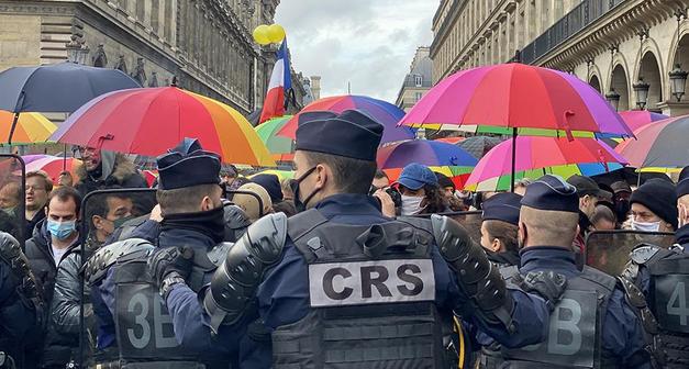 Êlekzer car din daketin kolanên Parîsê