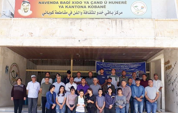 Hunermendên Kobanê kustina Baris Çakan sermezar kirin: Emê bi Kurdî bixwînin û bistrên!