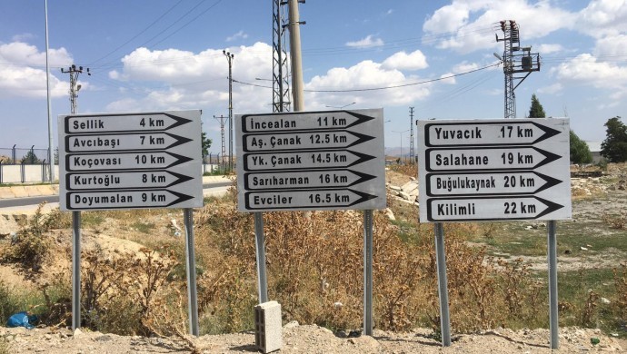 Qeyûmê Wanê tabelayên Kurdî yên navên gundan rakir û tirkî danî sûna wan