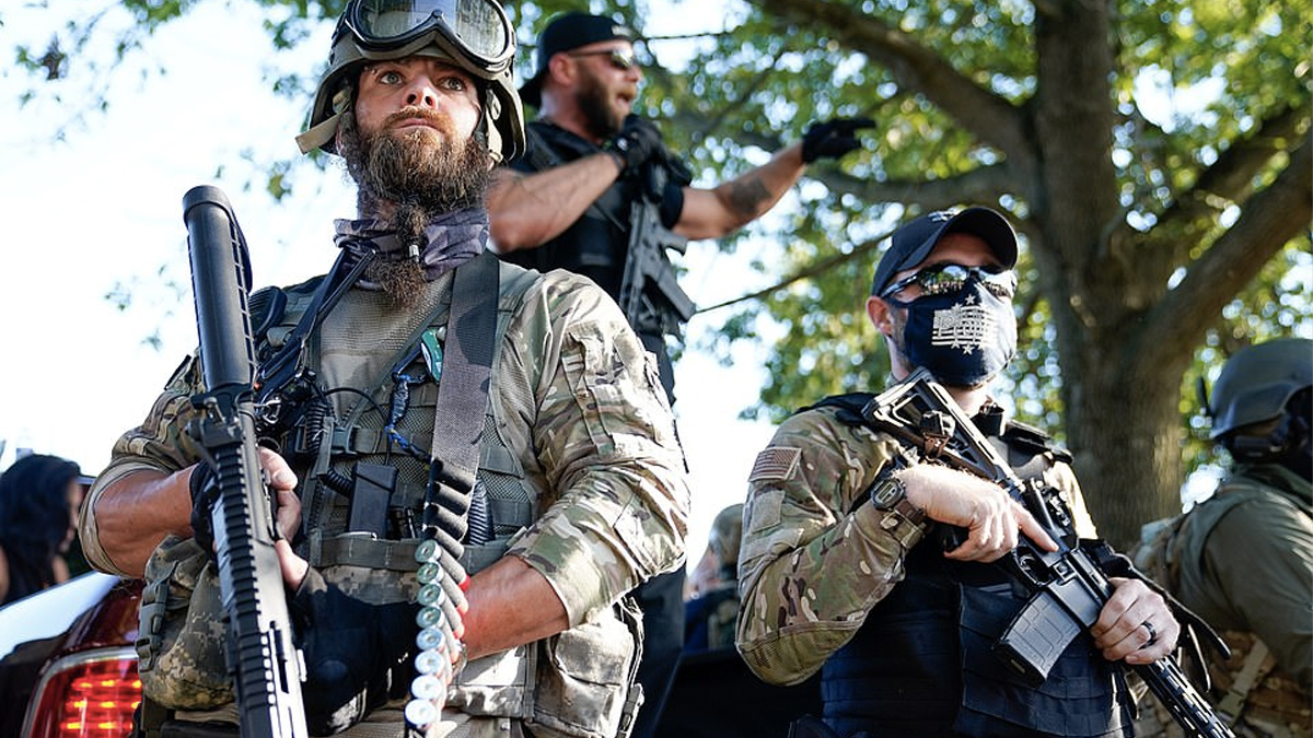 Trump hêj li têkçûna xwe mikur nehatiye û alîgirên wî jî bi çekan derketin qadan