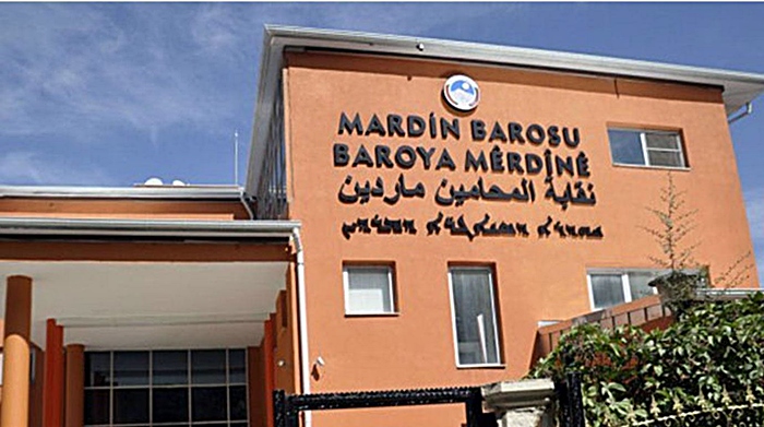 Baroya Mêrdînê tabelaya bi çar zimanan danî ser avahiya xwe