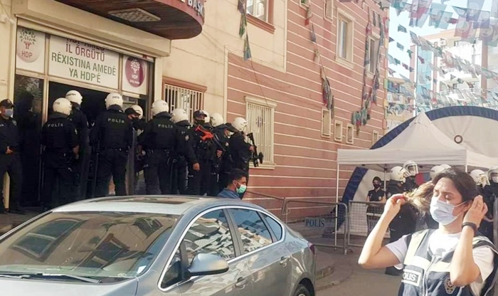 Polîsan bi ser avahiyên HDPê yên Diyarbekirê de girtin, lêgerîn didome