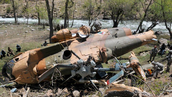 2 helîkopterên li hev qelibîn ketin xwar: 9 kesan can da