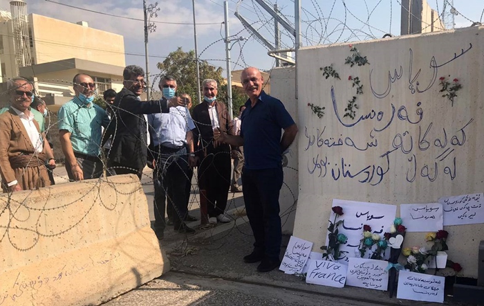 Nivîskarên Kurd bi danîna gulan a ber konsolxaneya Hewlêrê pistgirî dan Fransayê