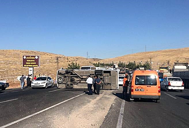 Li Rihayê otobûsa karkeran li TIRê qelibî: 15 kes birîndar bûn