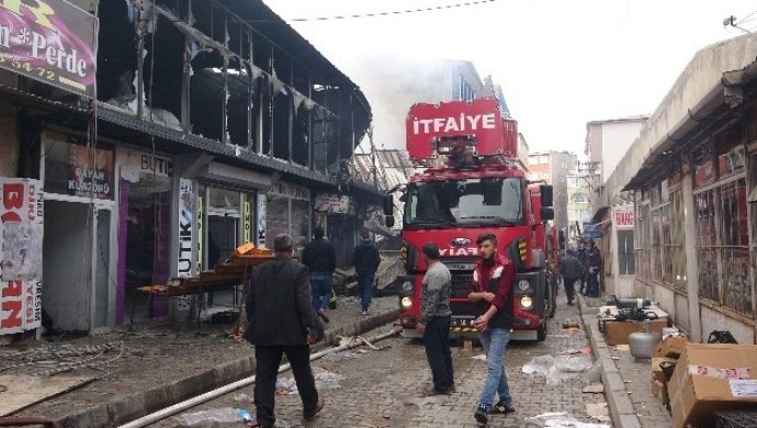 Di sewata bazara navçeya Qelqelî ya Wanê de 100 dikan bi temamî sewitîn