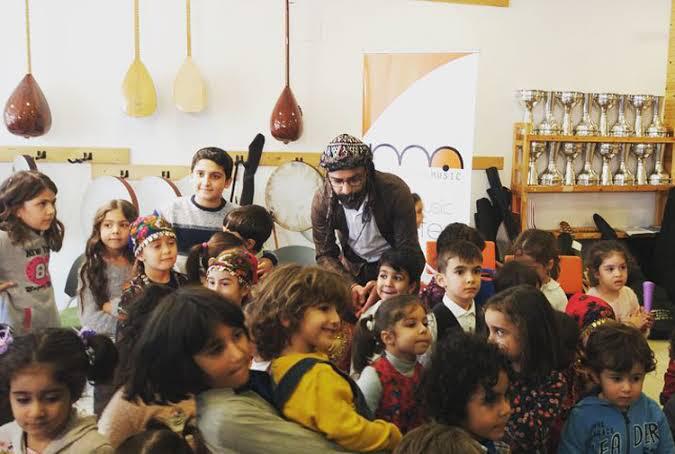 Ji bo zarok ji zikê dayika xwe heta 5 salî bi mûzîka Kurdî perwerde bibin Zarok Ma ava dibe