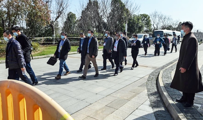 Pisporên WHOyê li bazara ajalan a Wuhanê dest bi lêkolîna koronayê dikin