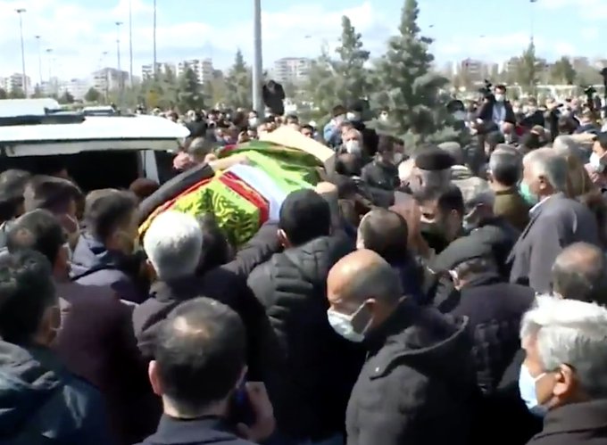 Di merasîma vesartina cenazeyê Kadrî Yildirim de arîseya Ala Kurdistanê