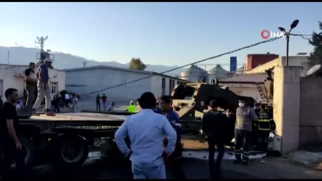 Alava leskerî li dîwarê fabrîqê xist: 2 mirî hene