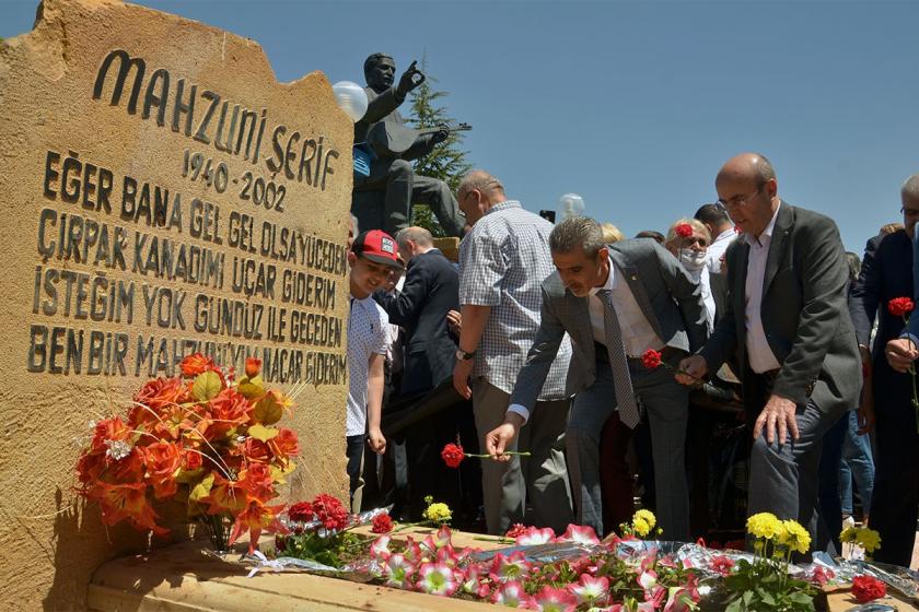 Xelkê ozan Mahzûnî Serif li ser gora wî bibîranî